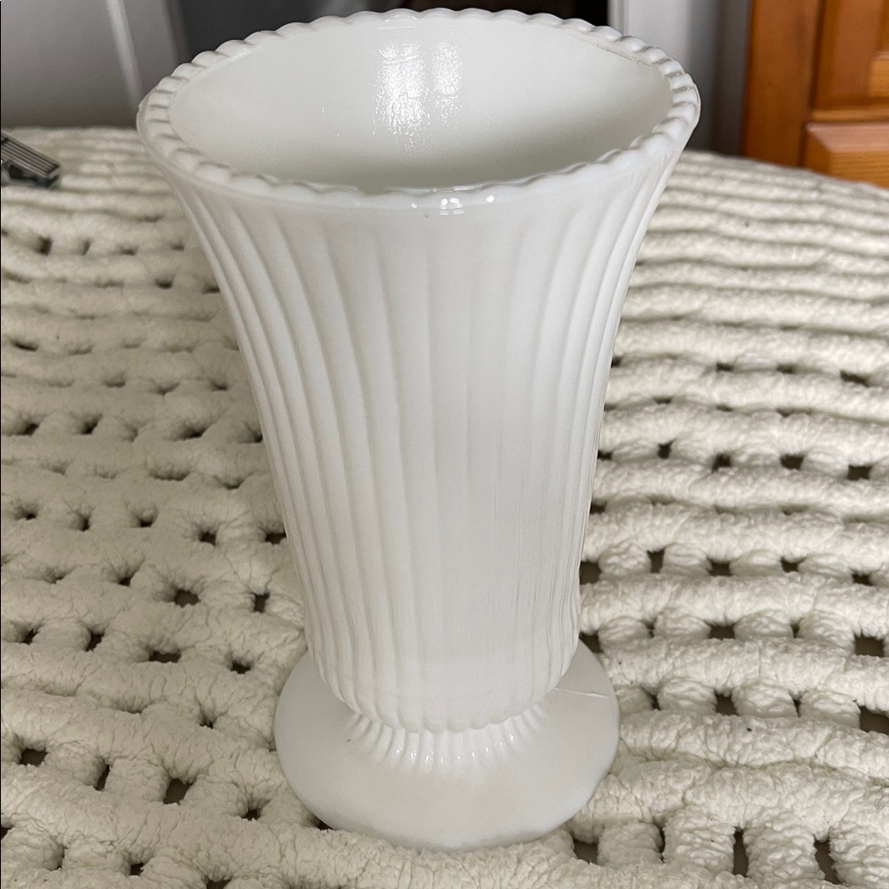 E.O Brody,#M5000,made in USA,White Milk Glass Vase, ribbed,pedestal,fringed .EUC